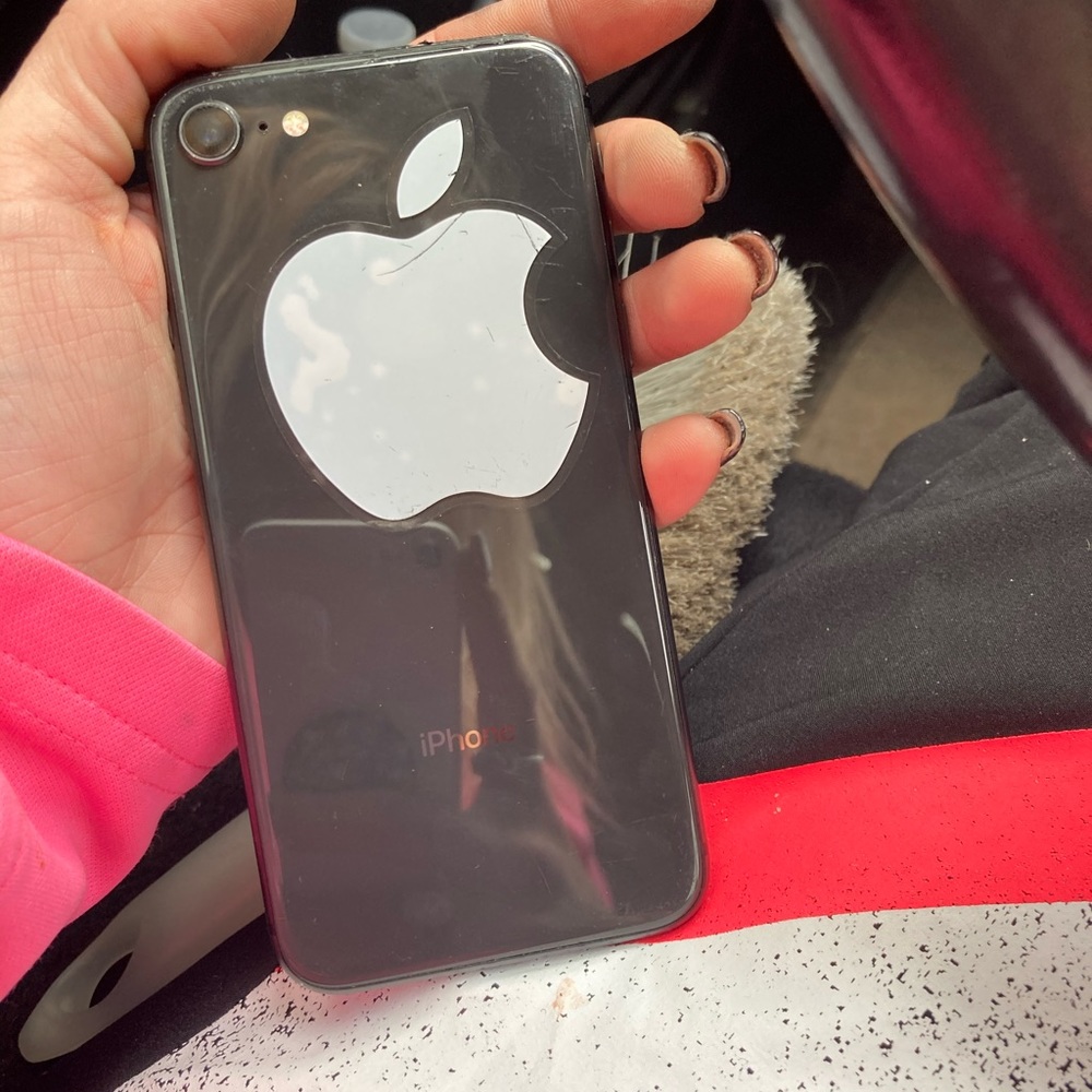 iPhone 8 - Picture 2 of 2